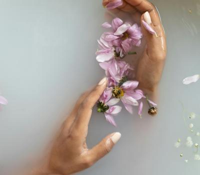 Vaginalni izcedek in srbečica: Kaj pomenita in kako ukrepati?